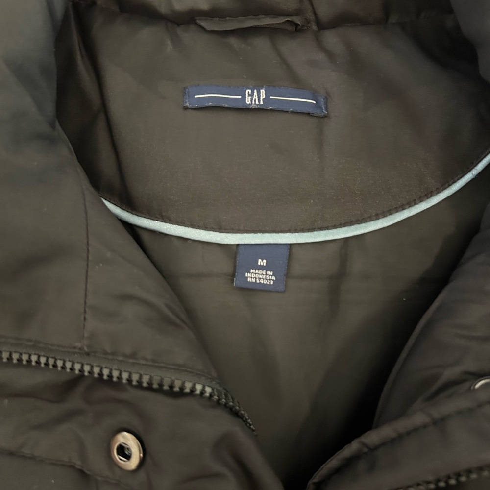GAP Women's Black Puffer Vest - Picture 3 of 4